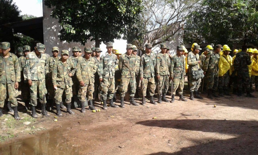 Fuerza armada hace trabajo comunitario en la Laguna de Macharetí