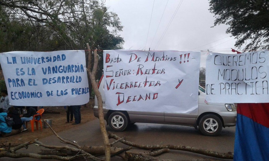 Universitarios bloquean entrada a Machareti